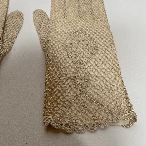 Vintage Crochet 1930’s-1940’s Gloves in Ivory - Picture 3 of 11